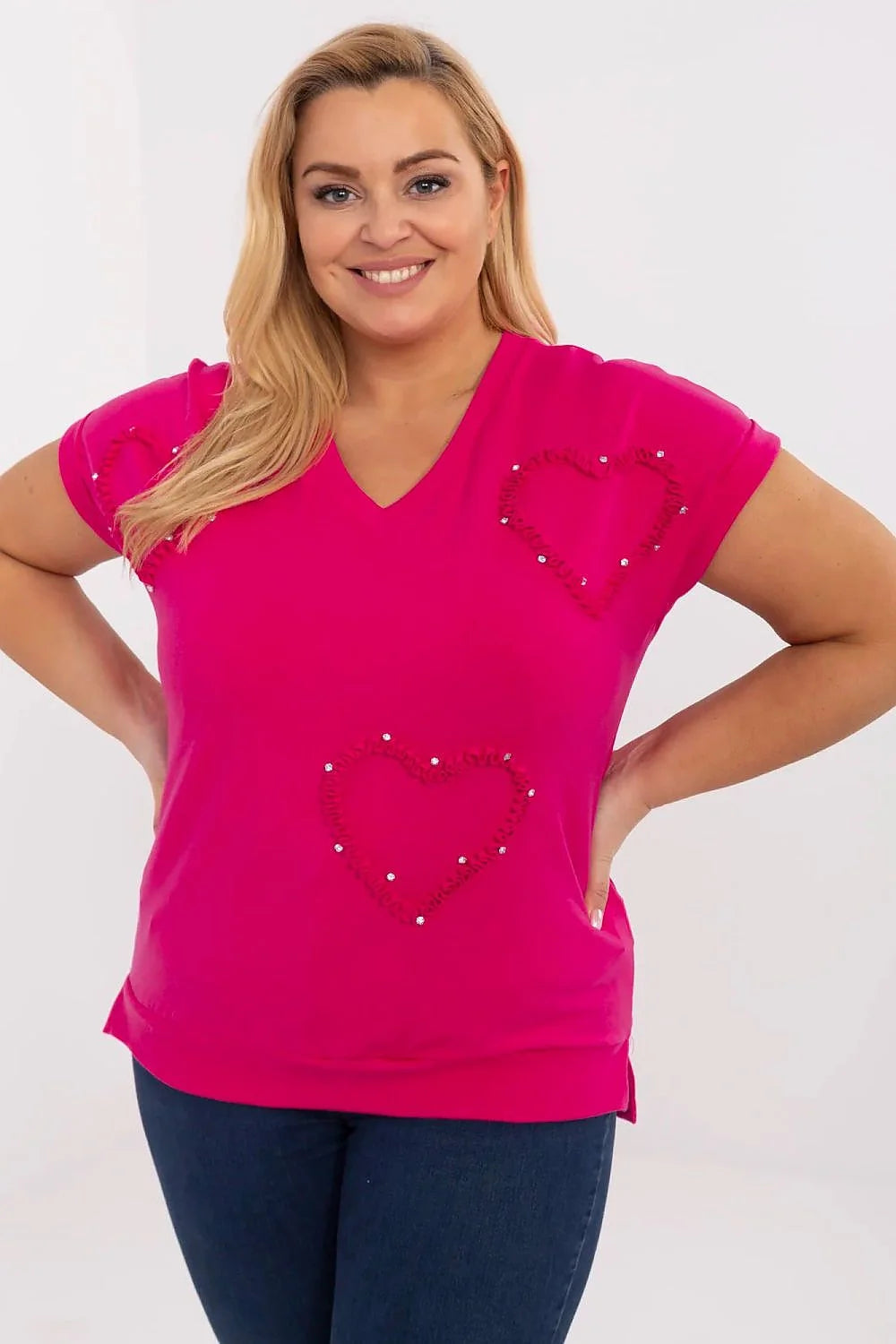 T-shirt femme grande taille style casual chemisier Relevance coupe ample matériau confortable couleur rose vif détails cœurs brillants manches courtes encolure V