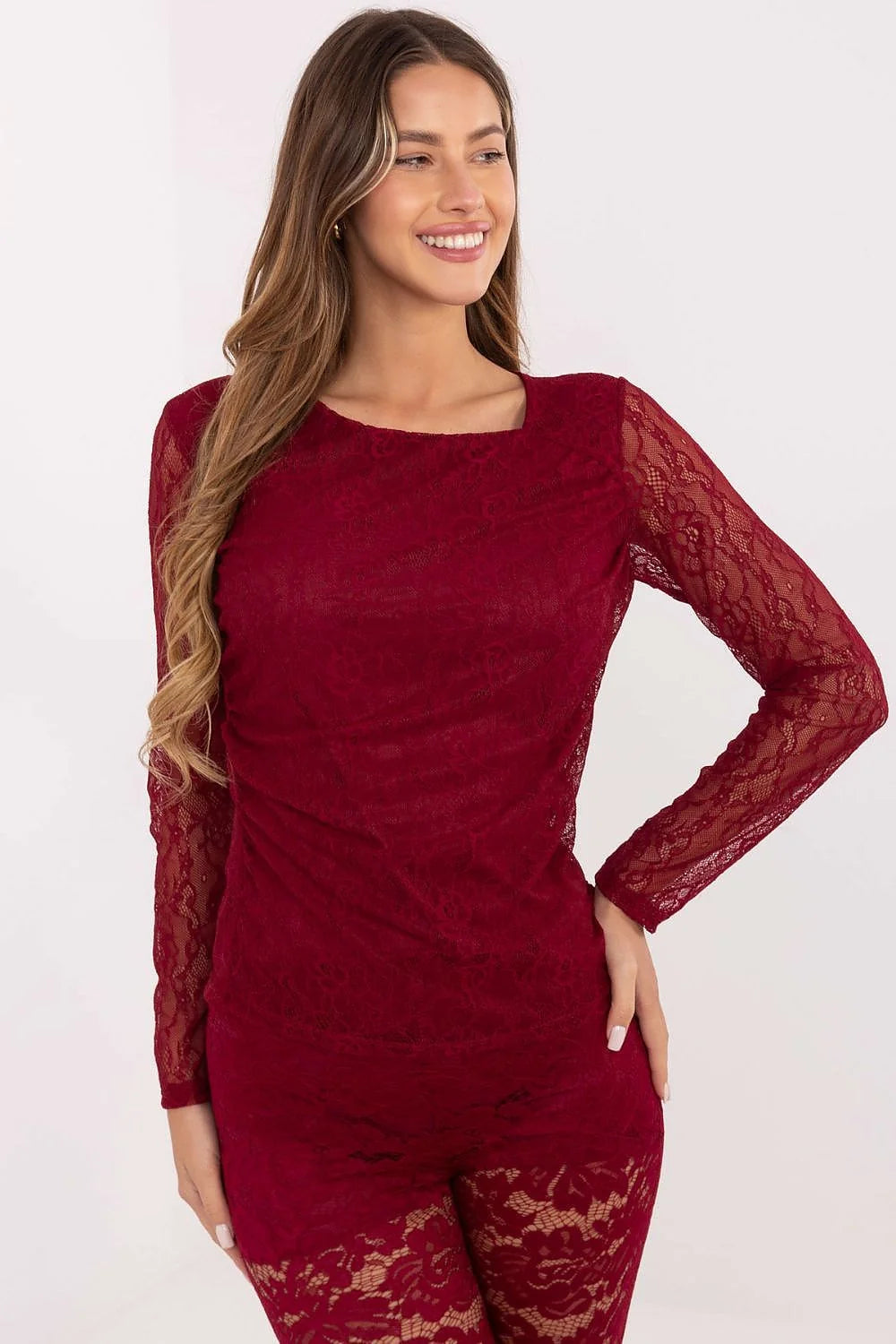 chemisier bordeaux dentelle florale manches longues transparentes col rond coupe ajustée doublé opaque plis décoratifs galbant silhouette
