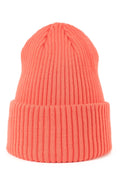 Bonnet en maille côtelée pour femme, design classique, couleur corail vif, hiver 2023, style intemporel, coupe ajustée, finitions élégantes, confort optimal