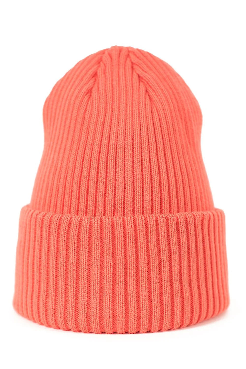 Bonnet en maille côtelée pour femme, design classique, couleur corail vif, hiver 2023, style intemporel, coupe ajustée, finitions élégantes, confort optimal