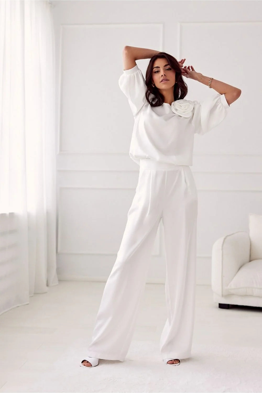 Ensemble féminin élégant haut manches ballon fleur décorative pantalon taille haute blanc immaculé occasion spéciale femmes