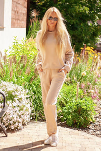 ensemble jogging sportif féminin Mirale oversize sweatshirt molleton doux nude beige sable coupe ample taille élastique poches latérales manches dentelle