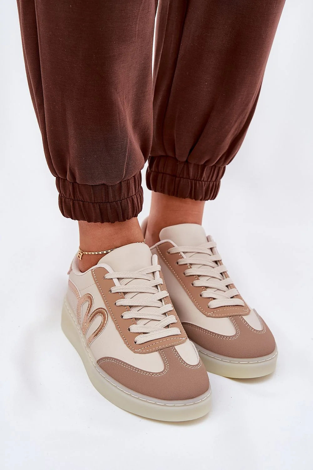 Chaussures de sport modernes pour femmes en cuir synthétique style sportif beige brun clair basses confortables