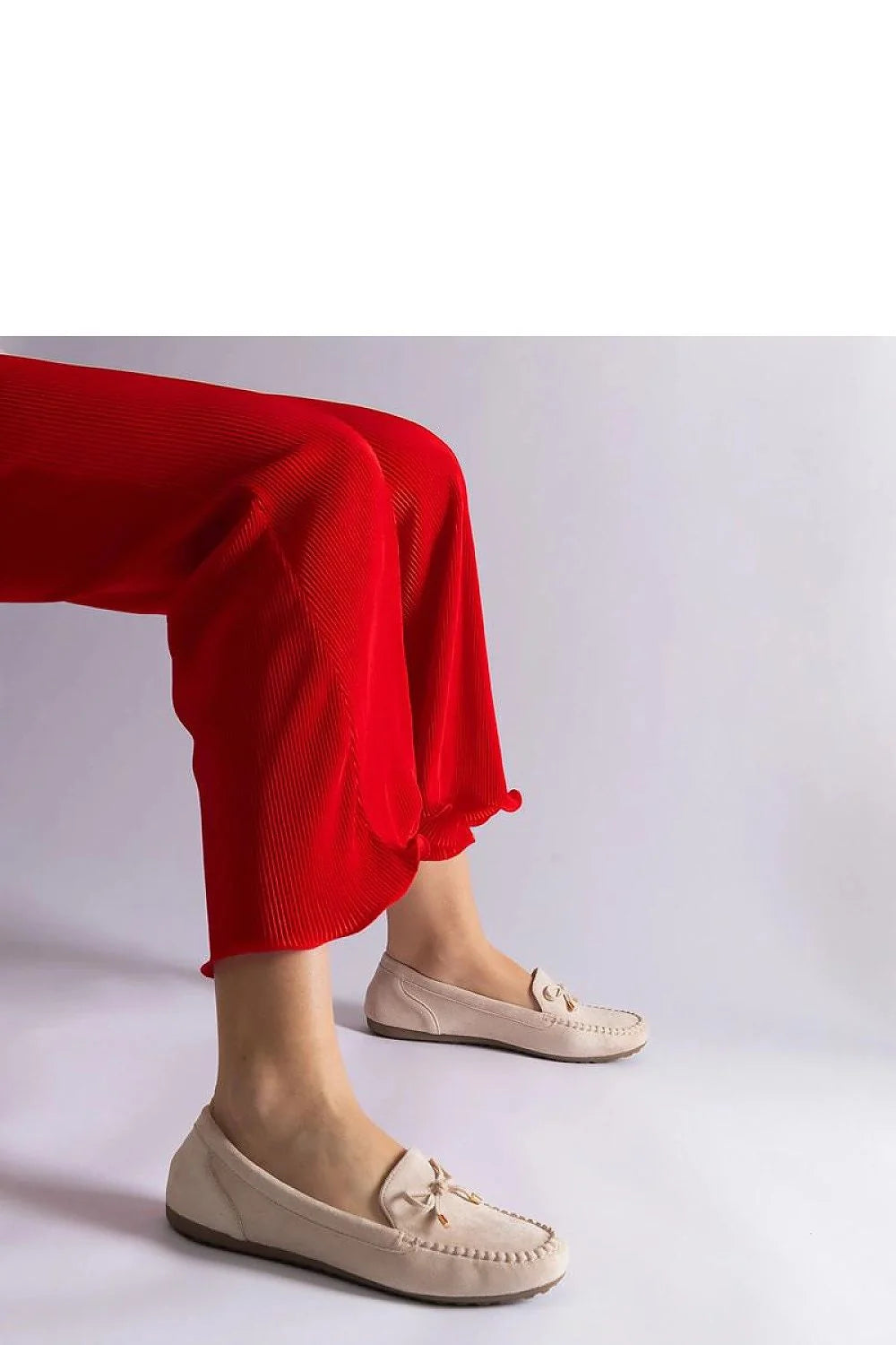 Pantalon et mocassins en velours côtelé rouge vif et daim beige, style décontracté et élégant pour femmes