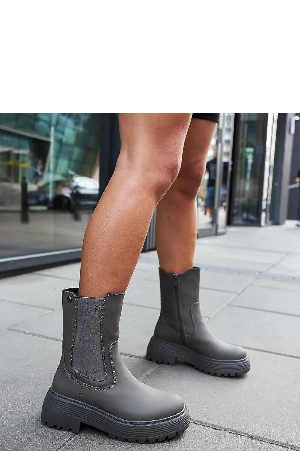 Bottes Chelsea femme en cuir synthétique gris foncé, style minimaliste, talon compensé, élastiques latéraux, fermeture éclair