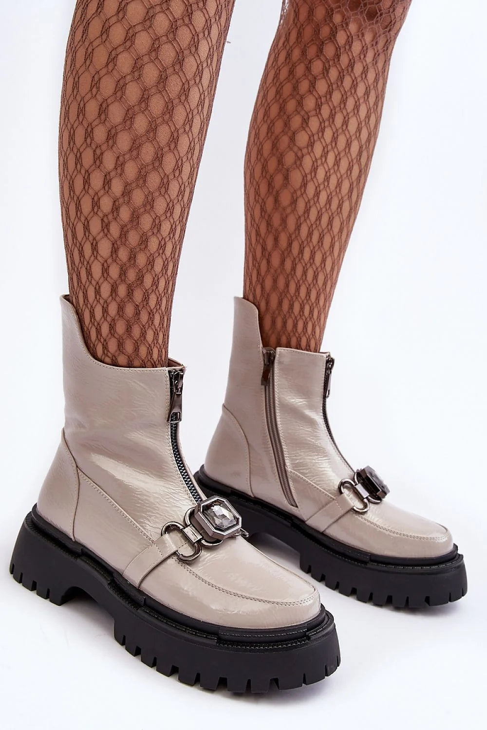 Bottines élégantes pour femmes, design moderne audacieux, semelle épaisse, cuir synthétique, beige taupe, fermeture éclair, boucle décorative, pierre précieuse, coupe cheville, adhérence maximale