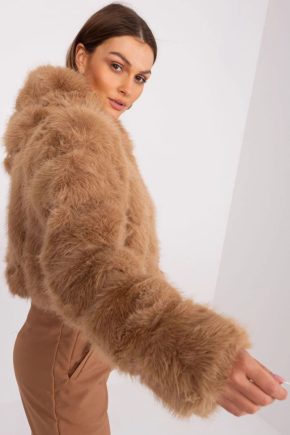 Manteau court pour femme en fausse fourrure brun caramel style moderne occasion soirée travail
