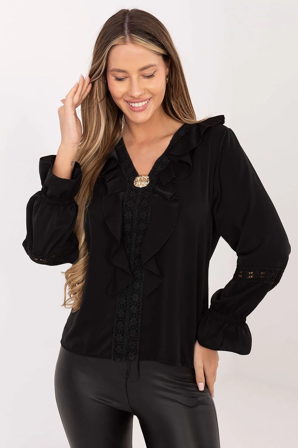 chemisier femme noir satiné fluide manches longues volants jabot dentelle centrale broche dorée coupe droite ajustée polyvalent chic soirée confortable