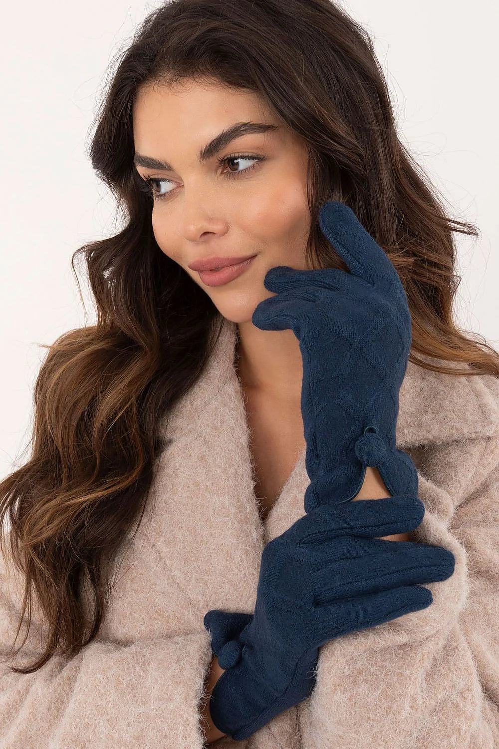 Manteau et gants élégants pour femme beige clair et bleu marine, design classique, coupe ajustée, boutons décoratifs, texture douce, mode intemporelle