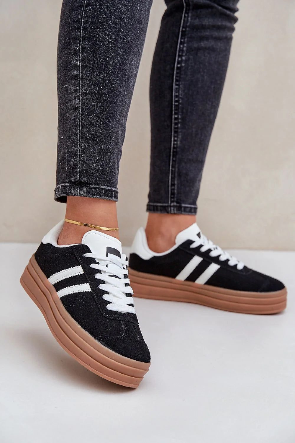 Chaussures de sport pour femme, style moderne, tendance, confort maximal, éco-friendly, semelle piano, 7.5 cm, plateforme 3 cm, noir et blanc, 3 bandes latérales