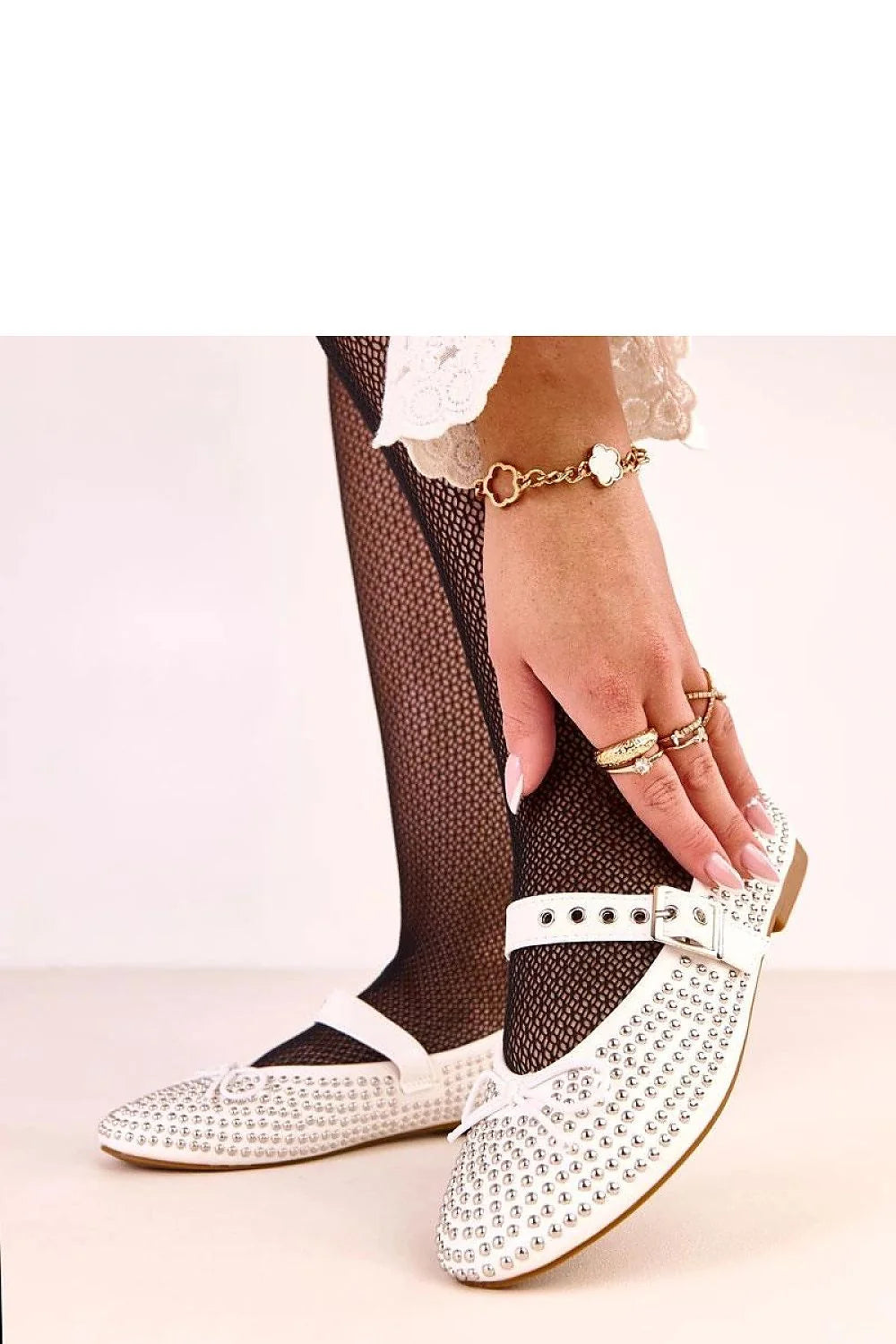 ballerines mary jane blanches bout rond similicuir écologique boucle réglable bride rivets strass argentés nœud avant semelle plate confortable