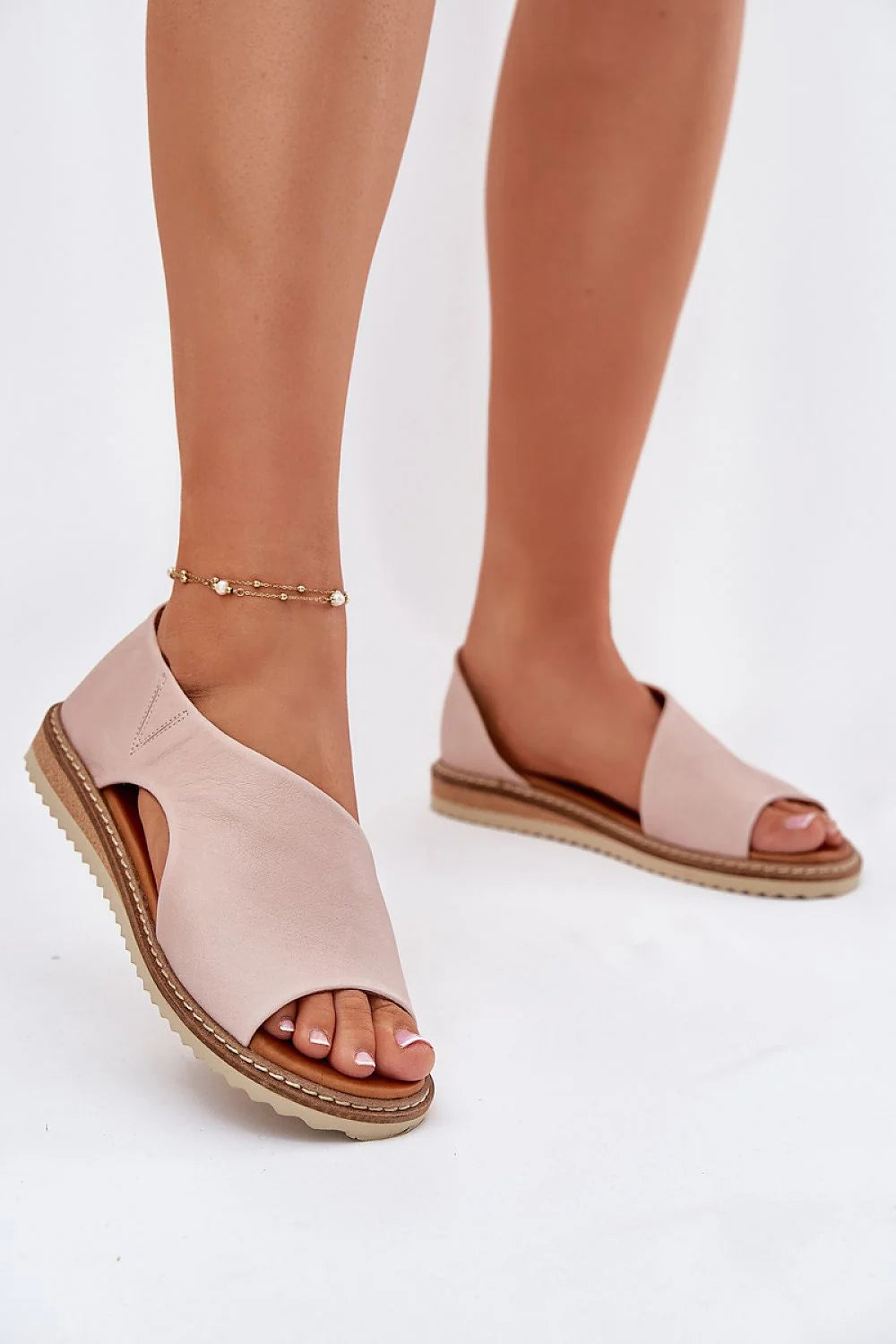 sandales femme mule ouvertes poudrées empeigne couvrante découpe latérale cuir lisse satinée semelle plate crantée antidérapante première rembourrée