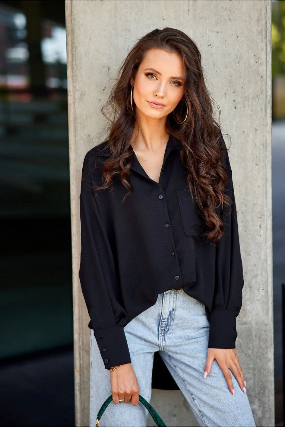 Chemise femme manches longues asymétrique Oversize noir tissu léger coupe moderne boutons poignets poche poitrine détails élégants