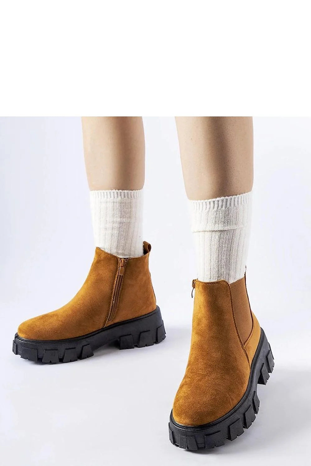 Bottines femme design moderne cuir suédé camel semelle épaisse fermeture éclair zippée montante cheville élégance urbaine