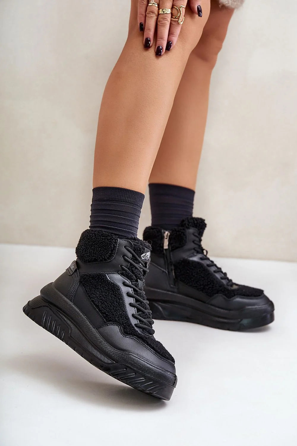 Bottines noires pour femmes design moderne urbain confort élégance cuir synthétique tissu bouclé semelle épaisse caoutchouc motifs traction plateforme laçage fermeture éclair rembourré(details précision) lacet noir