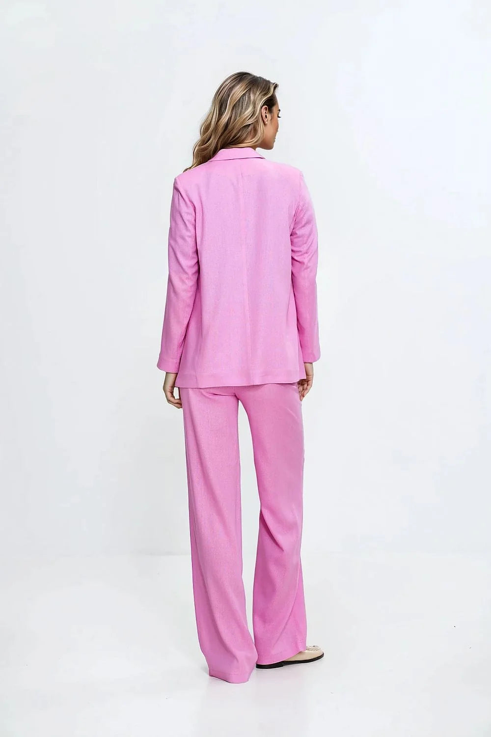 Tenue élégante pour femmes blouse bleu clair nœud lavallière pantalon rose vif coupe large高 taille haute occasion semi-formelle