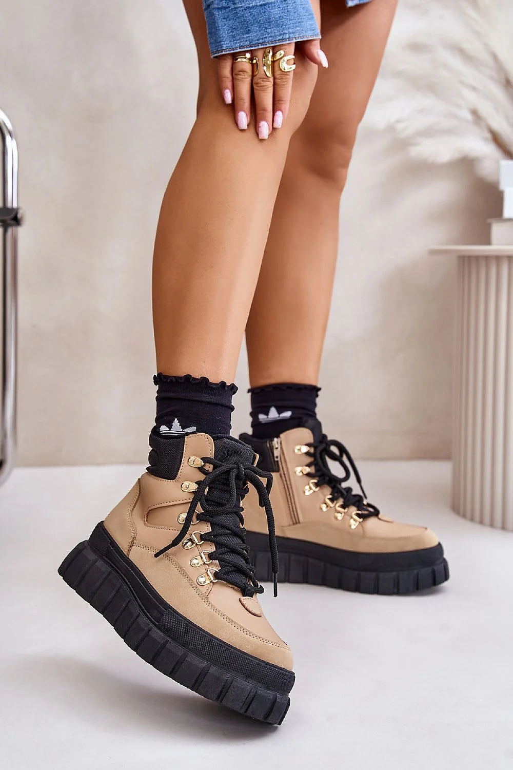 bottes femme similicuir beige montantes plateforme crantée semelle noire chunky urbain col rembourré œillets dorés lacets zip latéral doublure chaude