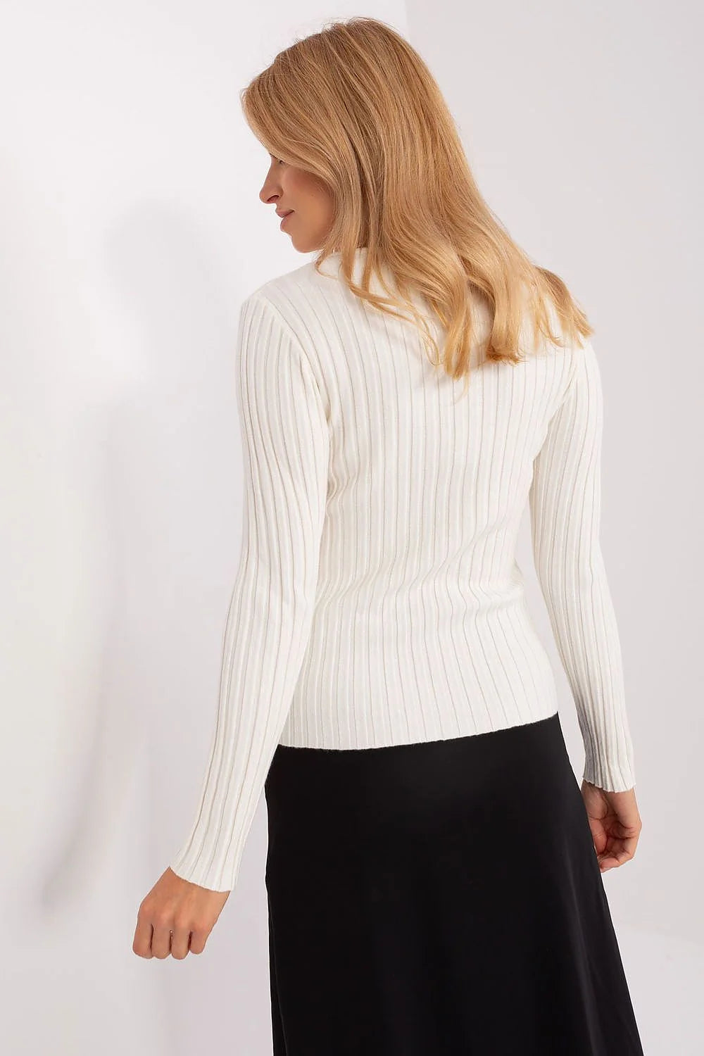 chandail femme manches longues côtelé blanc ajusté minimaliste slim col rond maille fine extensible confortable polyvalent bureau casual chic basique