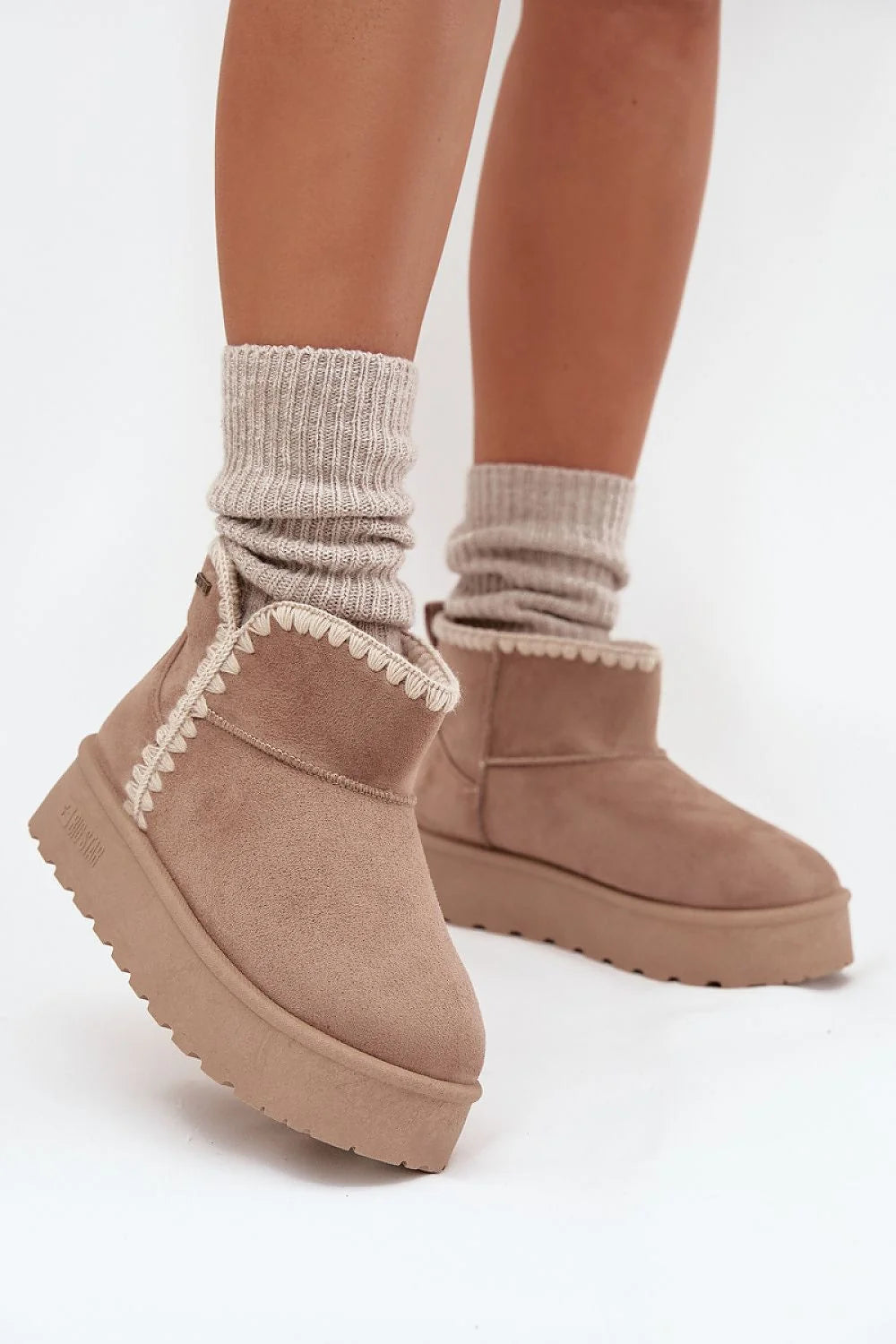 bottines femme cheville fourrées moumoute suédine taupe surpiqûres feston crème col bas retroussé semelle plateforme épaisse crantée antidérapante imperméable écologique