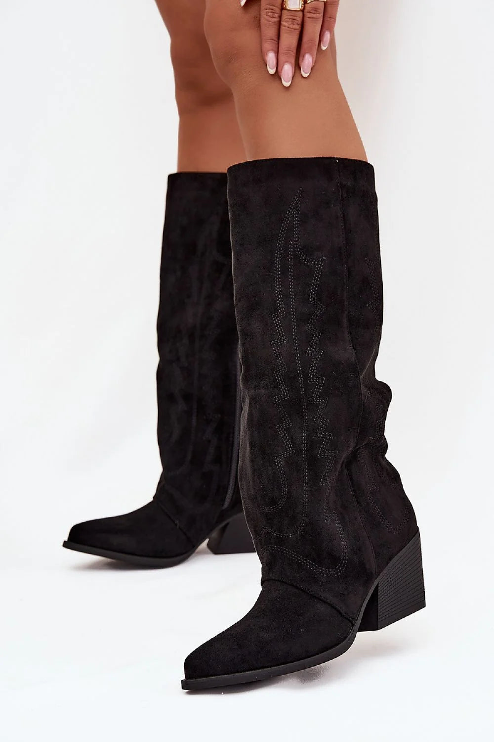 bottes cowboy femme suédine noire talon bloc moyen bout pointu silhouette effilée tige haute broderie tonale semelle crantée légère confortable