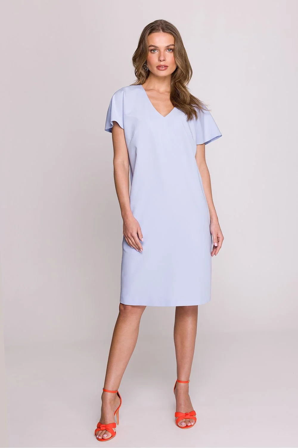 robe jour féminine épurée bleu lavande manches courtes évasées encolure V coupe droite fluide poches latérales longueur genou