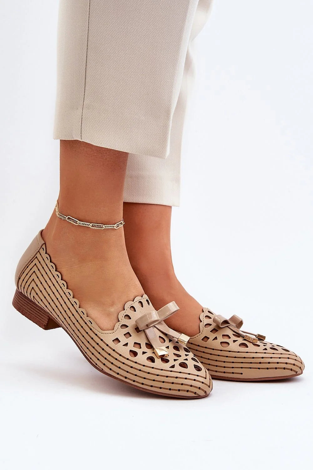 Mocassins élégants pour femmes design moderne cuir écologique perforations géométriques noeud décoratif confortable talon bas beige