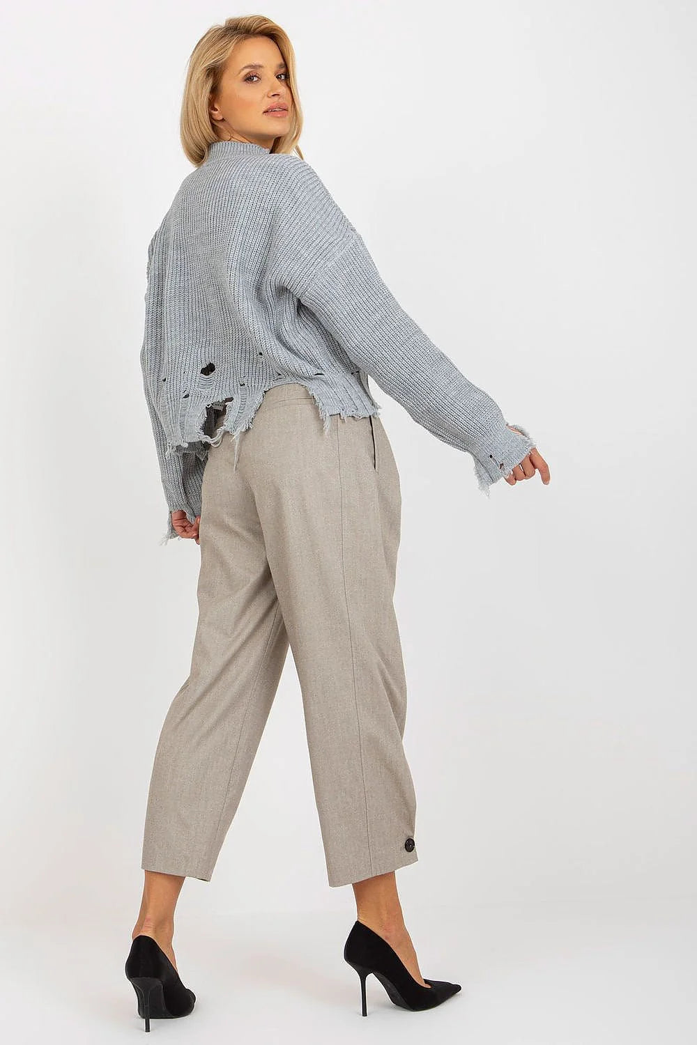 Chandail ample en laine noire pour femme, style moderne, manches longues, coupe asymétrique, finitions usées, tendance urbaine, Paris