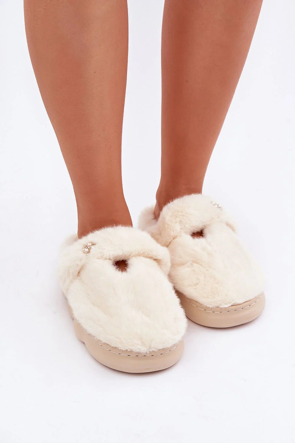 Pantoufles en fourrure pour femme, design élégant, perles et strass, confort intérieur, style sophistiqué, parfaits pour la détente, look chic et raffiné