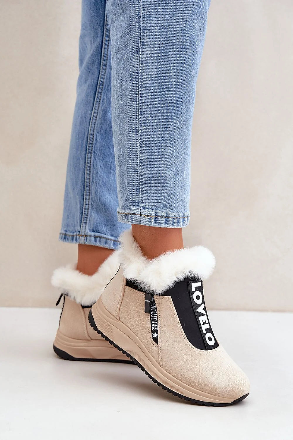 bottines femme suédine écologique beige fourrure blanche col montant compensée semelle crantée talon zippées latéral panneau élastique noir inscription LOVELO