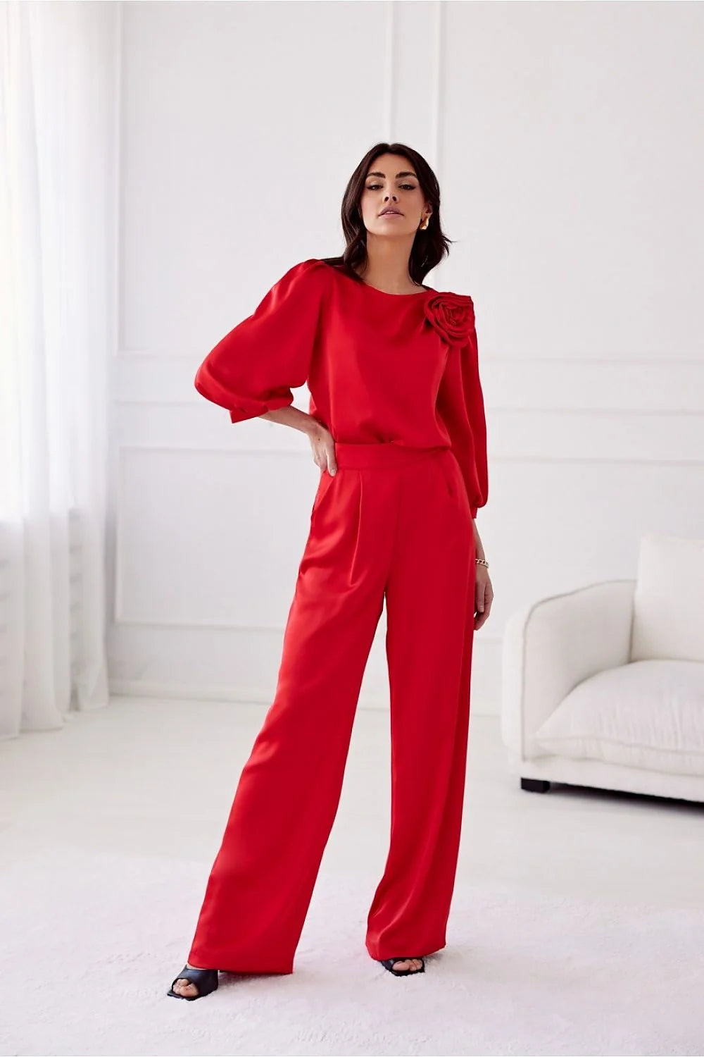 Ensemble féminin élégant rouge vif blouse col rond manches trois-quarts pantalon taille haute coupe large