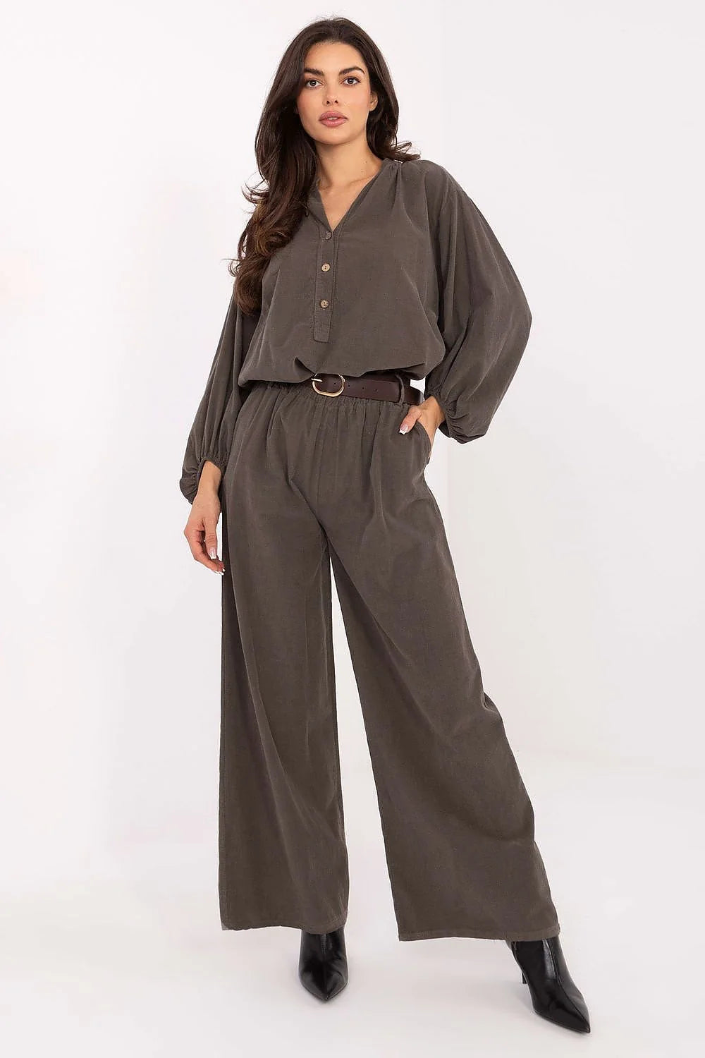 ensemble coordonné femme kaki olive texturé lin ample blouse encolure V boutonnage manches bouffantes élastiquées pantalon taille élastique