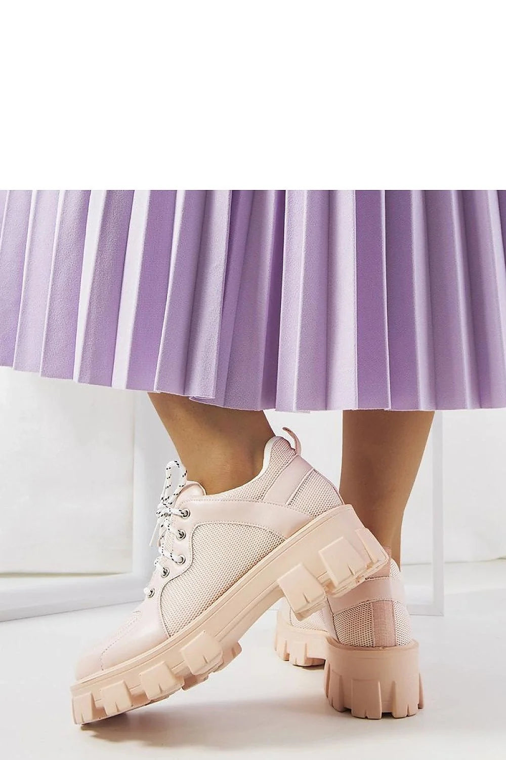 Baskets femme design moderne sportif inspiration féminine rose pâle matériaux mixtes semelle crantée lacets métalliques confortable tendance