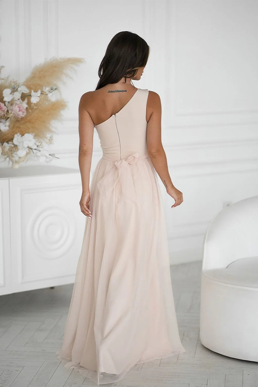 robe longue soirée bal Aline asymétrique épaule tulle fluide rose poudré jupe ample fente latérale corsage ajusté brodé sequins floral