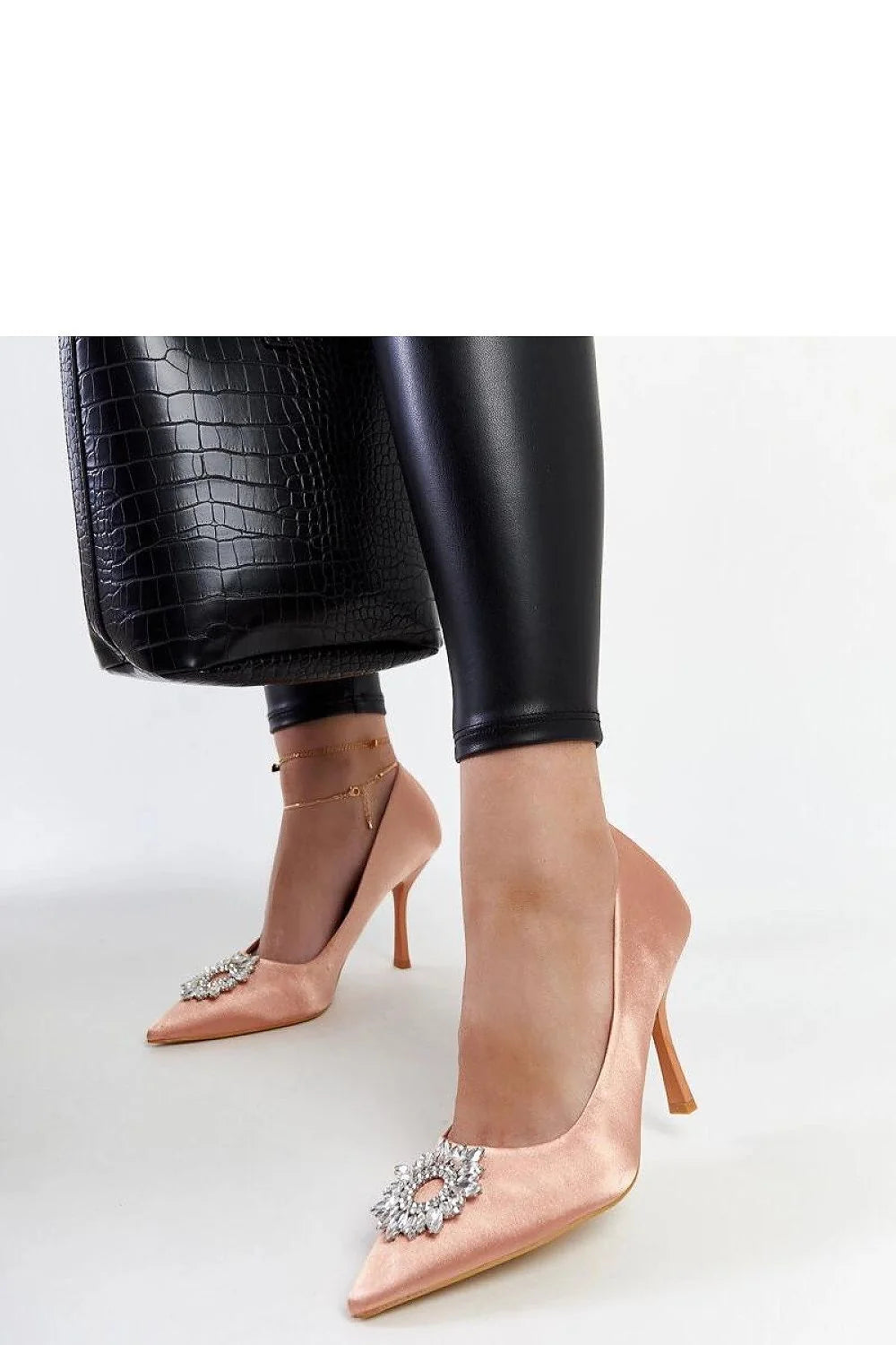 escarpins satin rose poudré talons aiguilles pointe effilée broche strass circulaire décolleté bas fin confortable luxe sophistiqué glamour