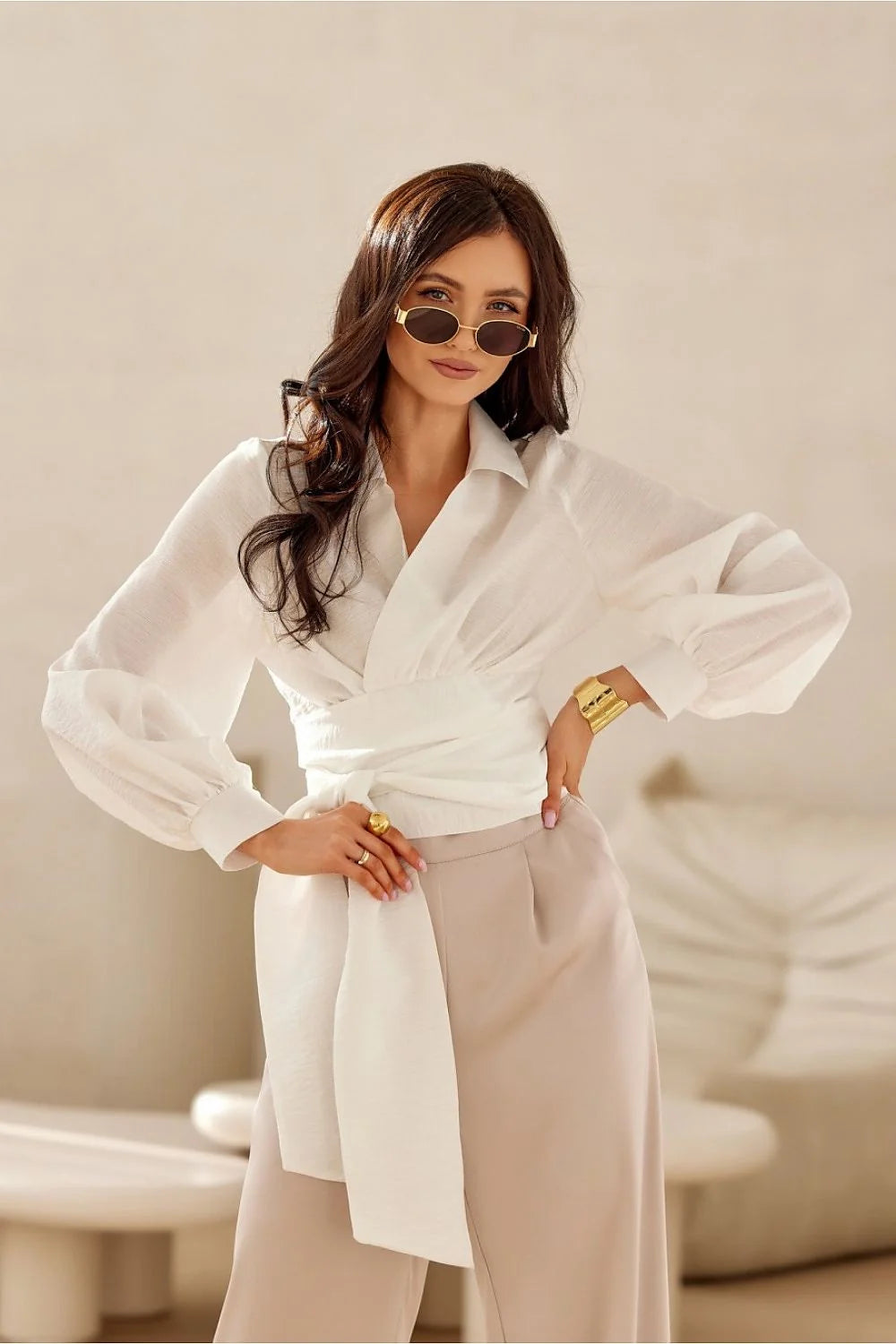 Chemisier cache-cœur élégant en nylon et viscose blanc manches bouffantes ceinture ajustable taille haute pantalon beige clair femme