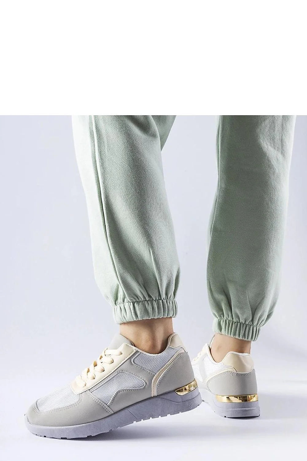Baskets mode femmes design moderne style casual chic cuir synthétique tissu maillé semelle caoutchouc gris beige doré lacets personnalisables