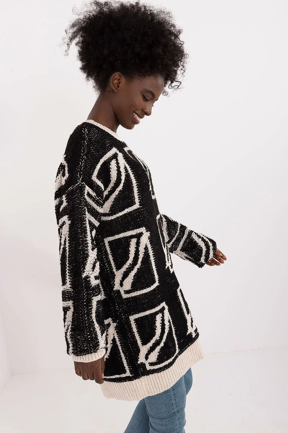 pull femme long oversize maille jacquard noir beige motifs géométriques carrés lignes ondulées col rond manches longues chenille chaud confortable