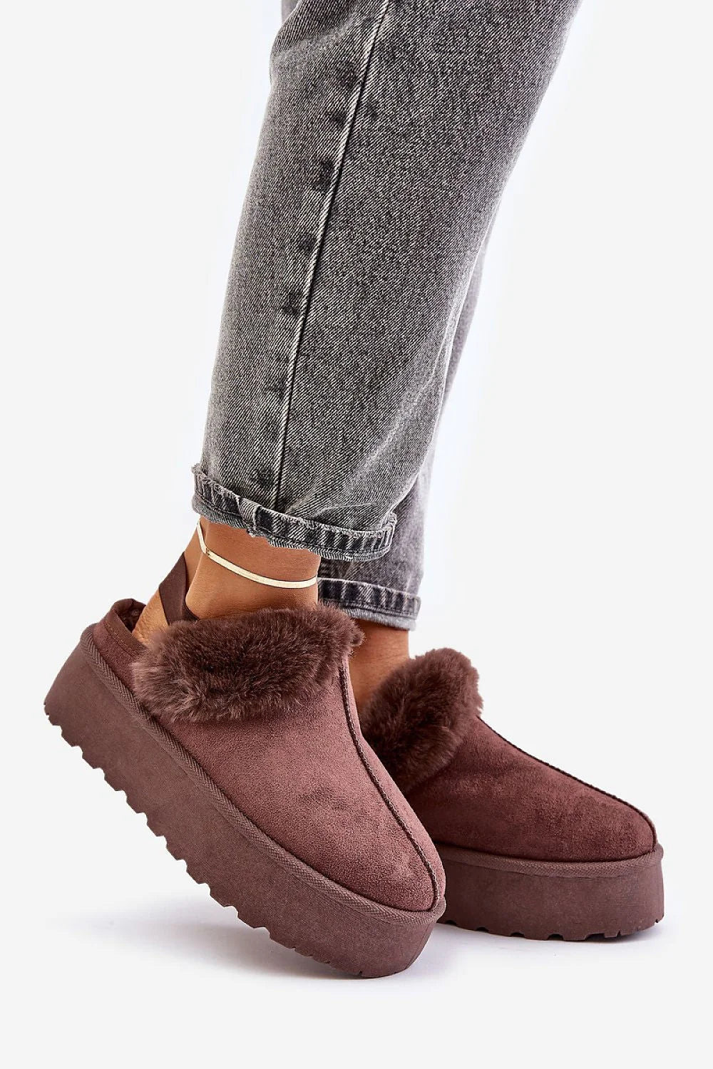 Mules douillettes femmes confort style décontracté plateforme 4 cm fourrure suedine écologique ouverture talon sangle ajustable couleur chocolat intérieur douillet