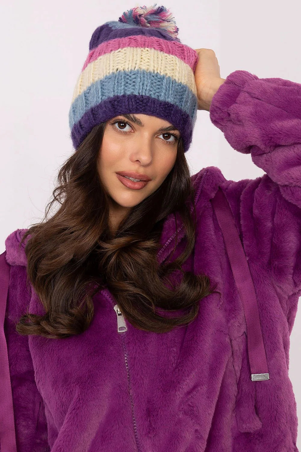 Bonnet d'hiver style moderne rayures colorées violet rose bleu blanc cassé pompon pelucheux élastique ajusté femmes