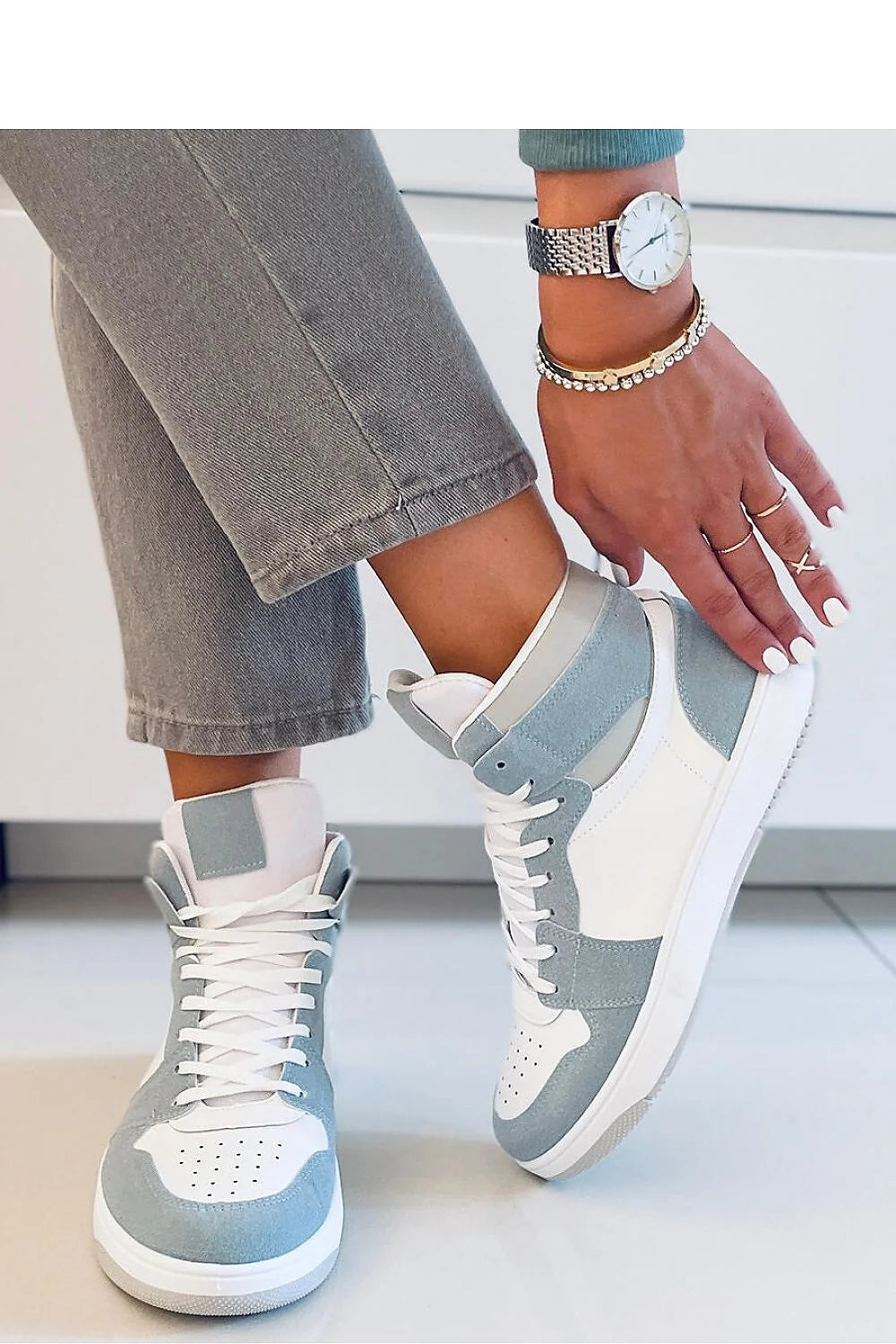 Baskets montantes Inello femmes style moderne tendance couleur bleu clair blanc similicuir perforations confort