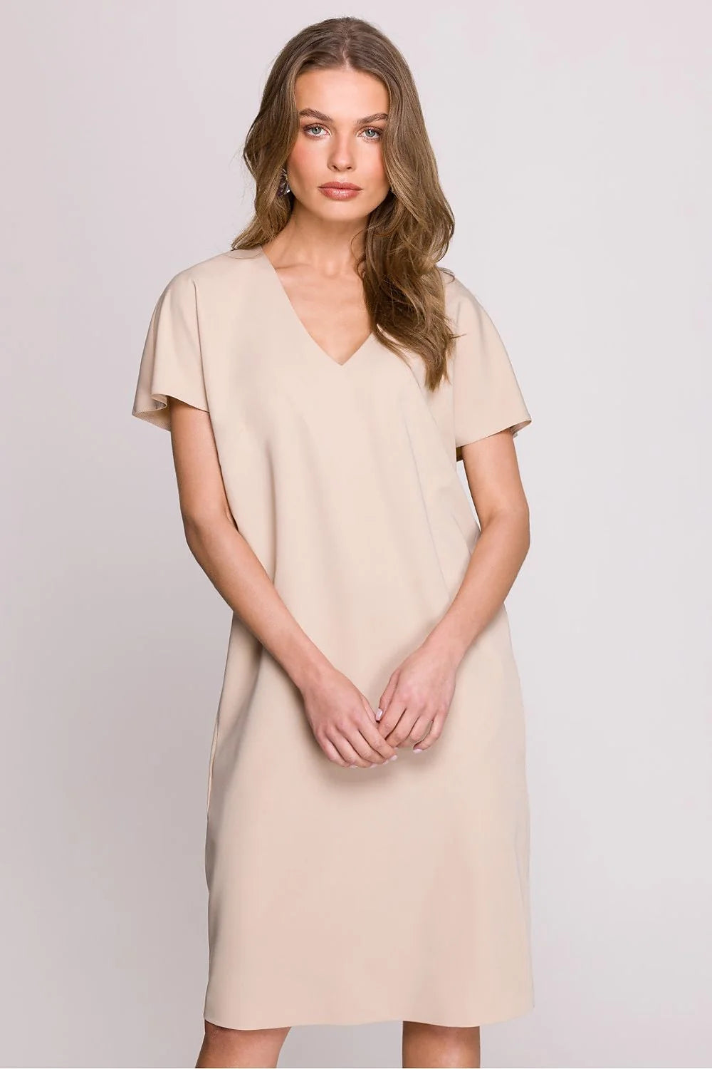 Robe de jour Stylove style minimaliste couleur beige manches courtes col V coupe droite sans motifs pour femme