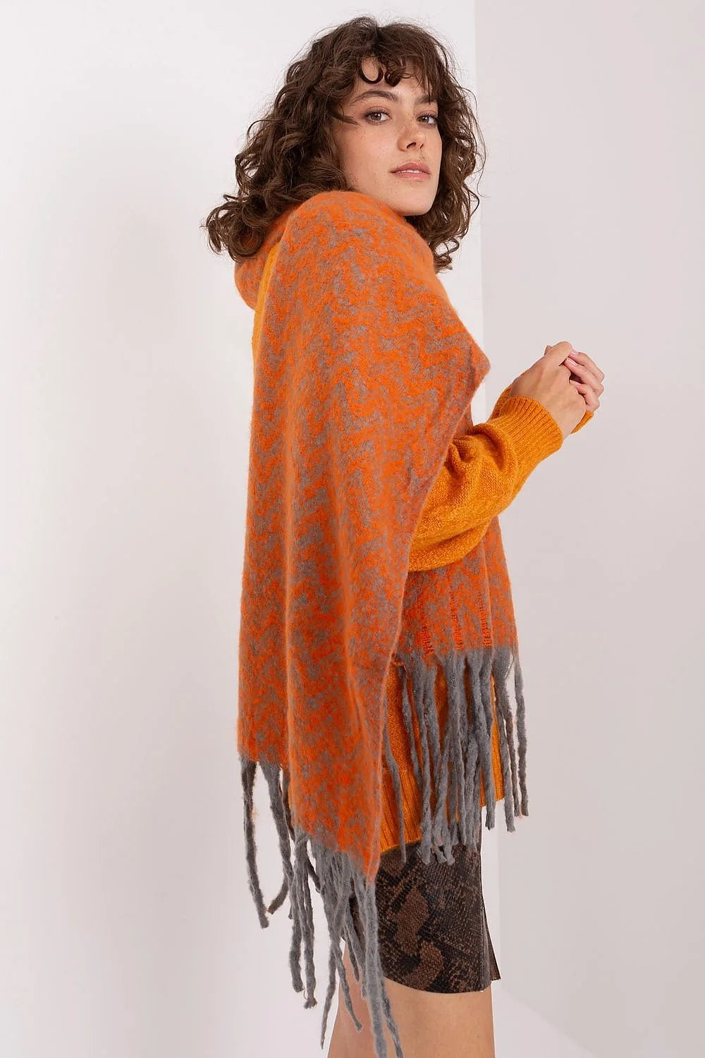 Ensemble mode femme pull orange écharpe franges jupe motif serpent automne hiver style boho chic