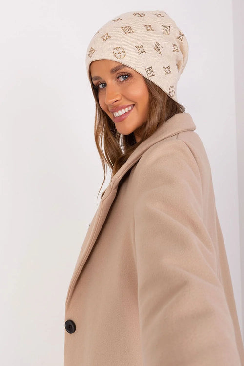 Bonnet d'hiver féminin en cachemire acrylique et coton, design moderne élégant, motifs stylisés, couleur beige clair, occasions multiples, confort et style intemporels
