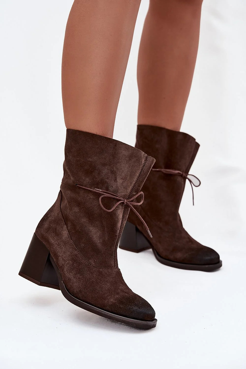 bottines femme daim naturel marron foncé tige cheville froncée lacet décoratif noué bout pointu talon colonne