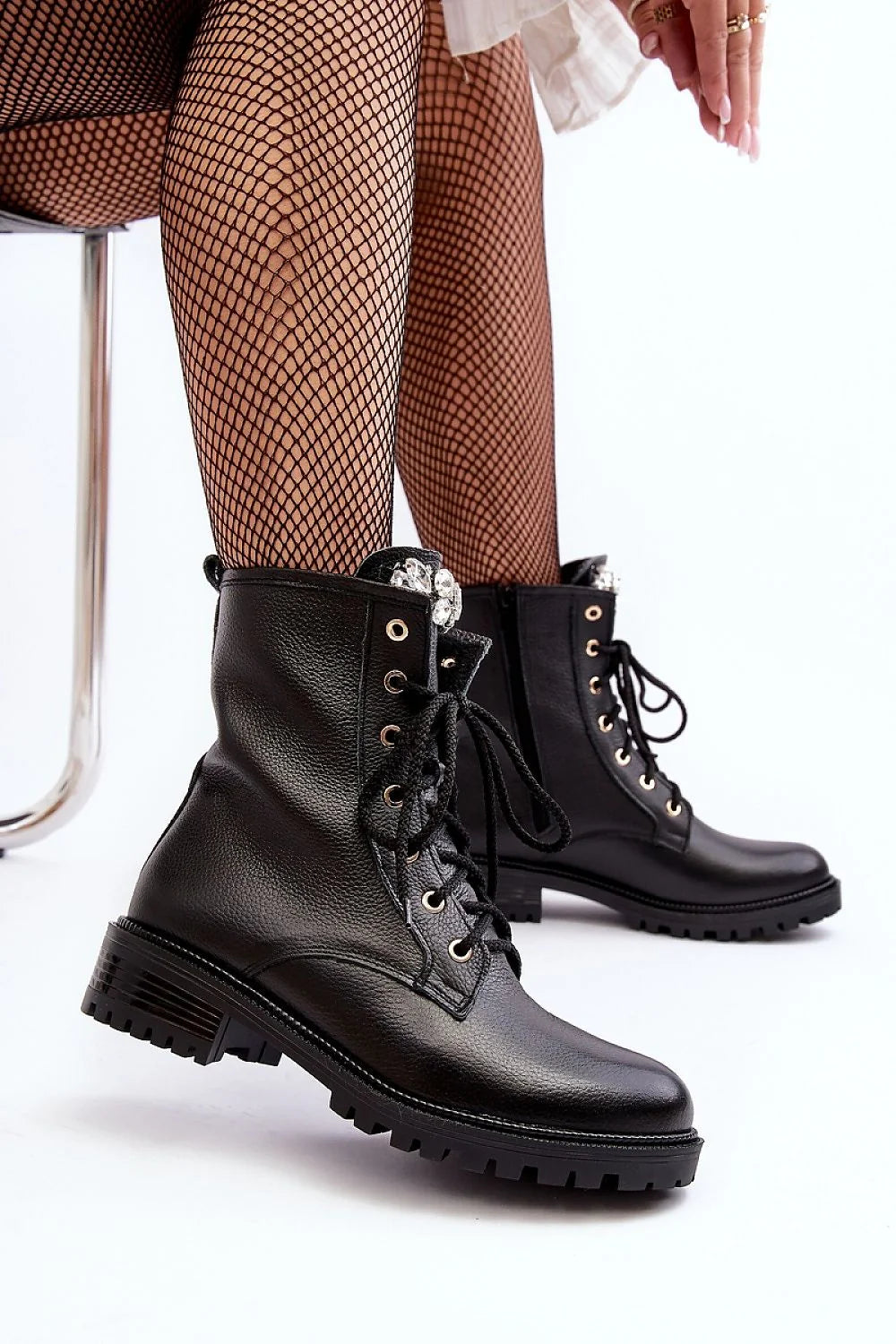 Bottines femme style militaire audacieux similicuir noir zippé détails strass talon renforcé conforturable automne-hiver