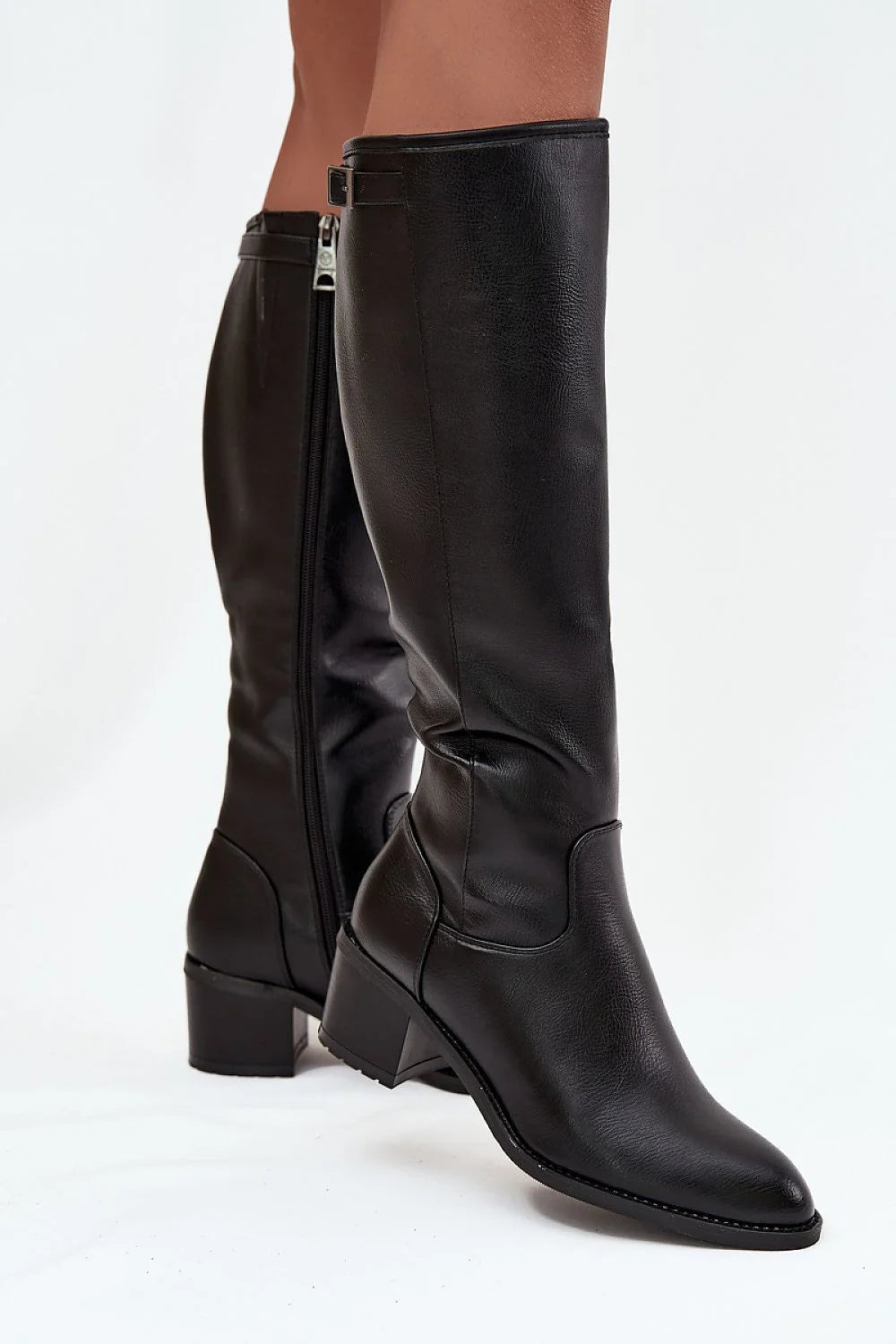 bottes hautes femme cavaliere similicuir noir lisse tige genou fermetureeclair laterale sangle boucle argentee bout legerement pointu talon bloc confortable