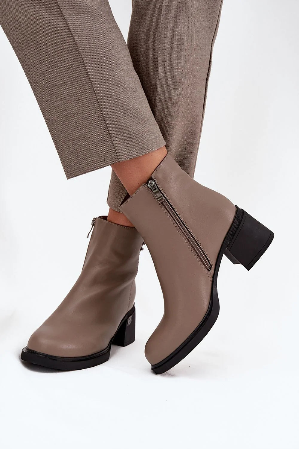 bottines femme Vinceza cuir naturel taupe bout arrondi épurée talon bloc ornements anneaux métalliques semelle antidérapante fermeture zippée