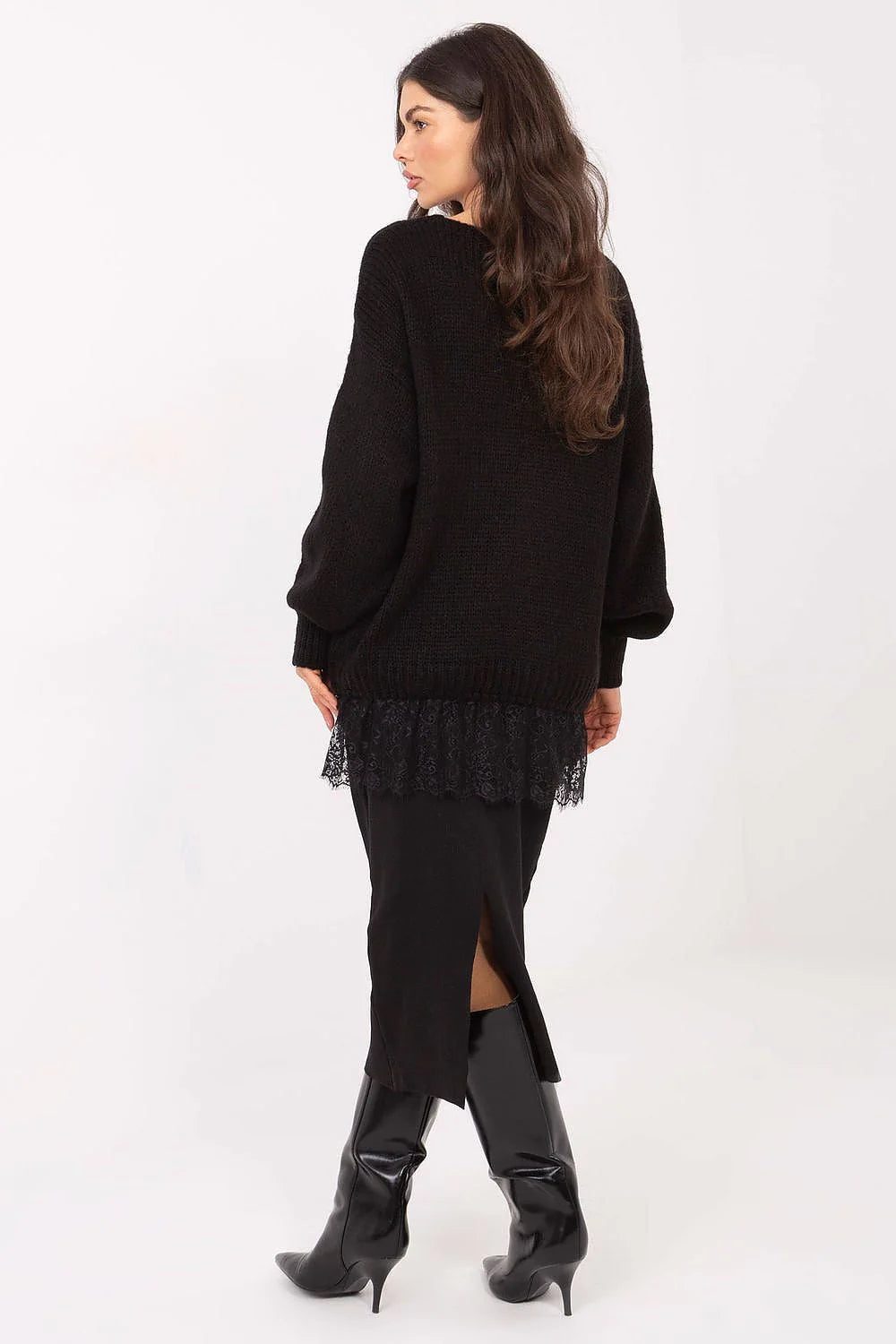 pull femme maille noire col V oversize manches bouffantes poignets côtelés ourlet dentelle froncée longueur hanches doux mohair léger