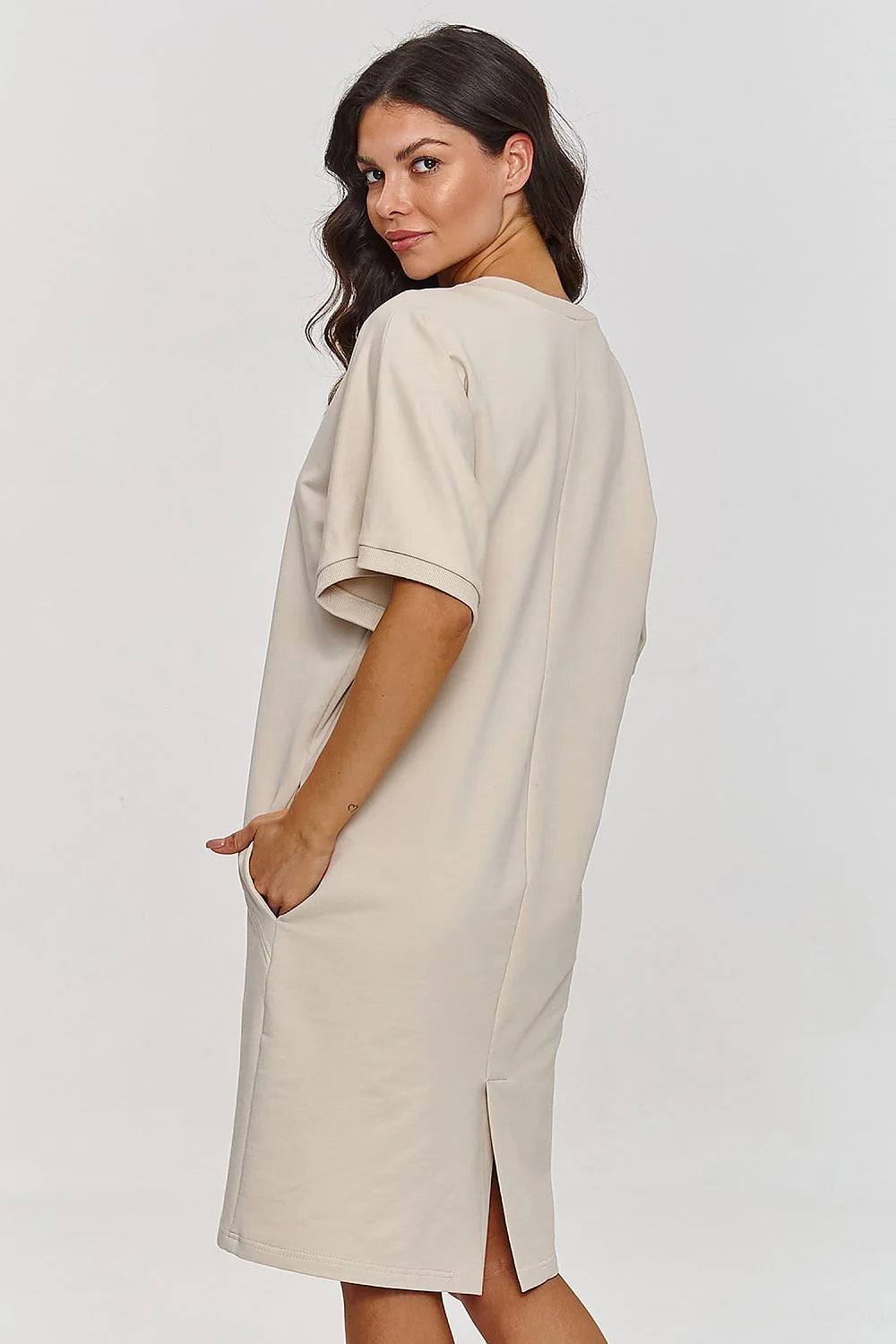Robe de jour Makadamia en coton beige clair coupe ample manches courtes détails coutures femmes