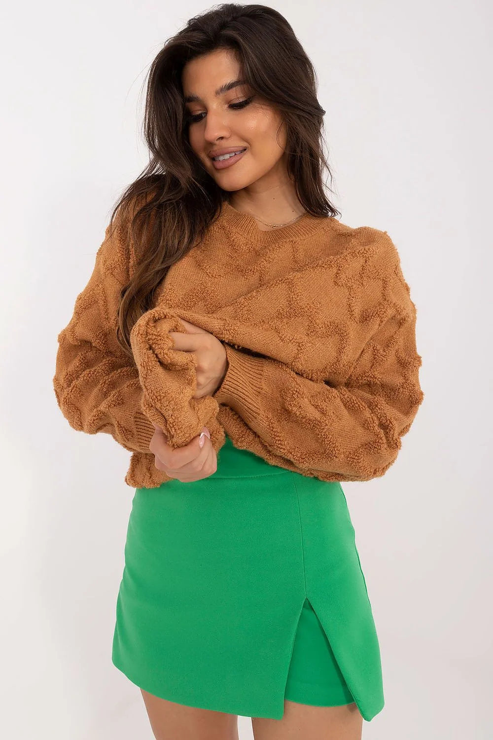 Pull et jupe pour femme style casual texture géométrique couleur brun caramel vert vif manches longues encolure ronde